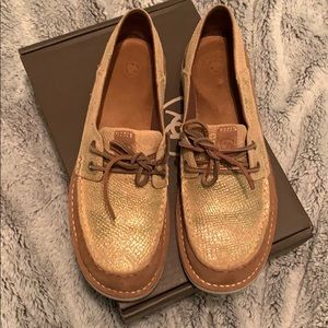 Women’s Ariat Cruisers size 11